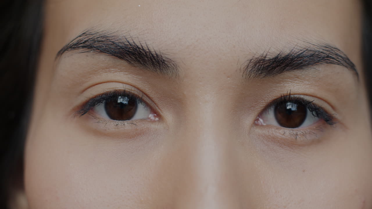 사람의 얼굴과 눈의 클로즈업