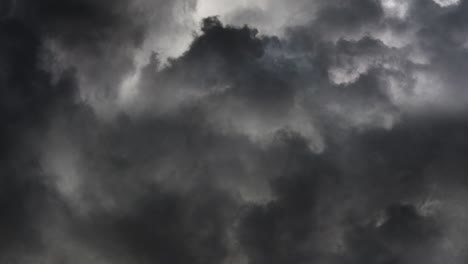 Gewitterwolke-Und-Blitz-In-Dunklen-Wolken
