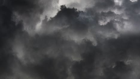 Nube-De-Tormenta-Y-Relámpagos-En-Nubes-Oscuras.