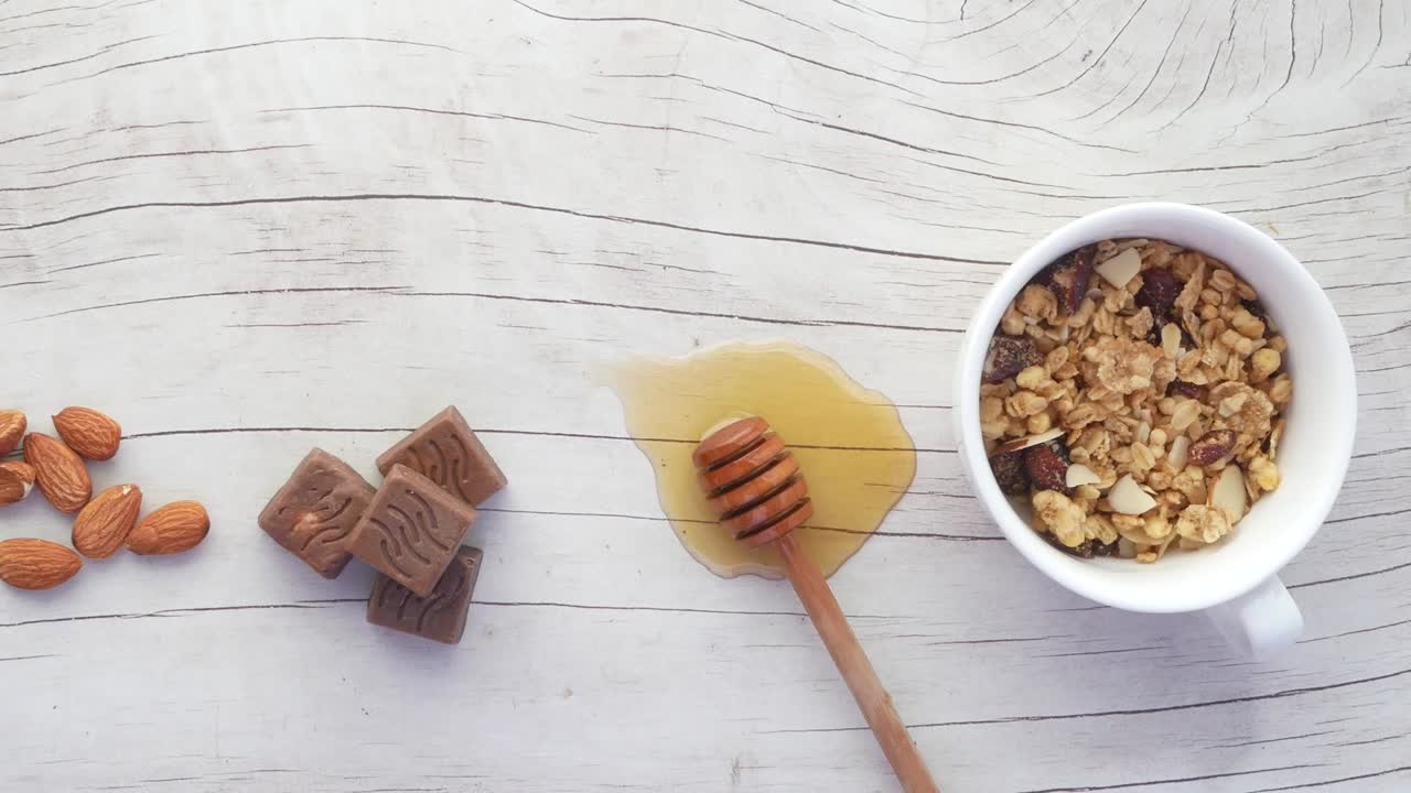 desayuno saludable con granola, almendras, miel y chocolate