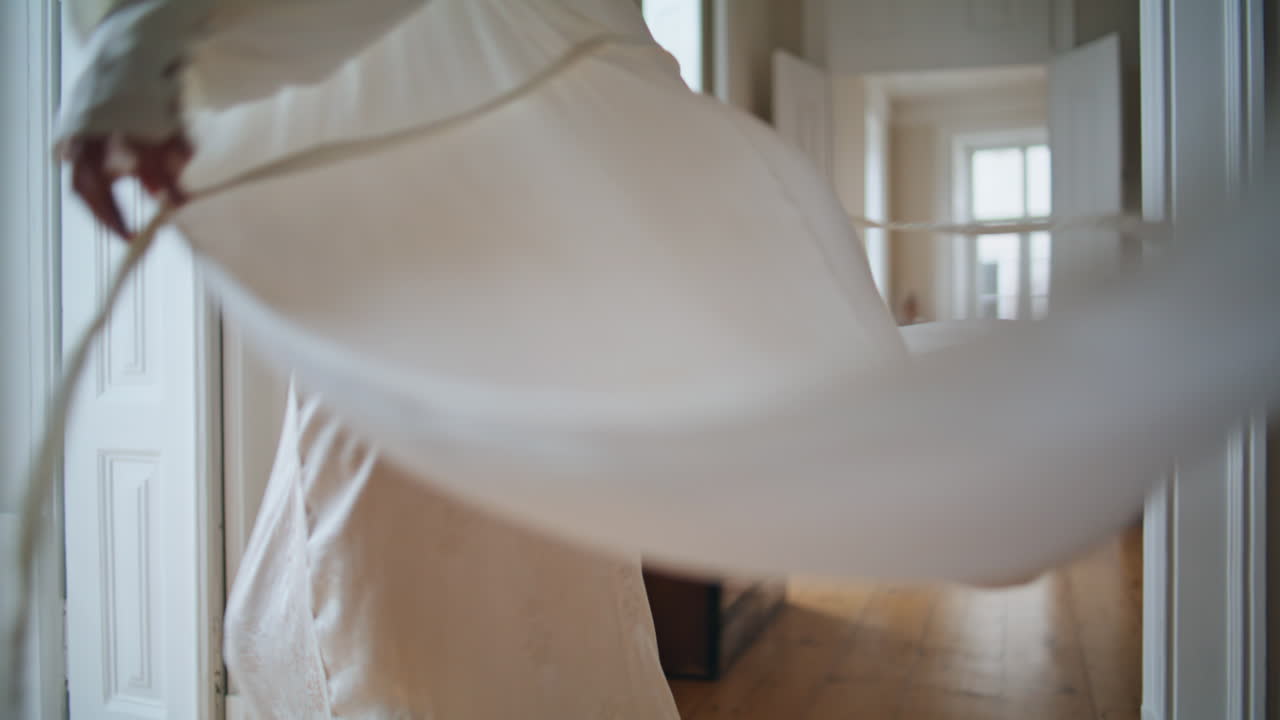 실크 피자마를 입고 춤을 추는 익명의 여성