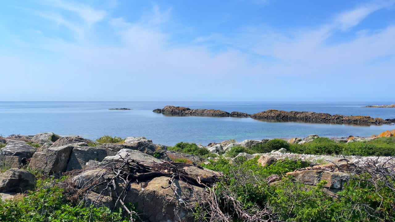 개방된 바다 근처의 섬 해안