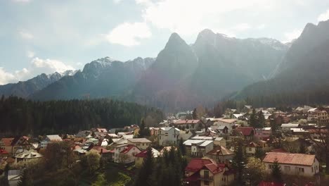 Drohne-Fliegt-Vorwärts-In-Richtung-Der-Bucegi-Berge