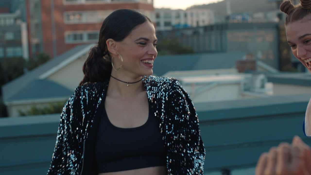 amigos bailando en la azotea divirtiéndose fiesta de baile al atardecer niñas disfrutando de una celebración loca al aire libre