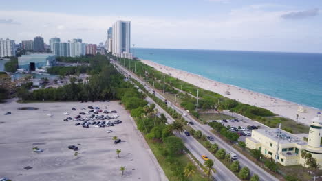 Toma-Aérea-De-Collins-Avenue-Miami-Con-Vista-A-Los-Autos-Que-Pasan-Y-Al-Océano