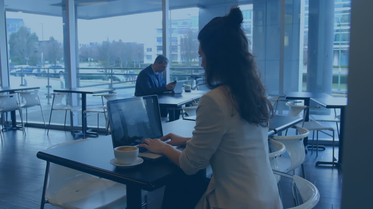 전자 장치를 사용하는 비즈니스 사람들에 대한 숫자 애니메이션과 데이터 처리