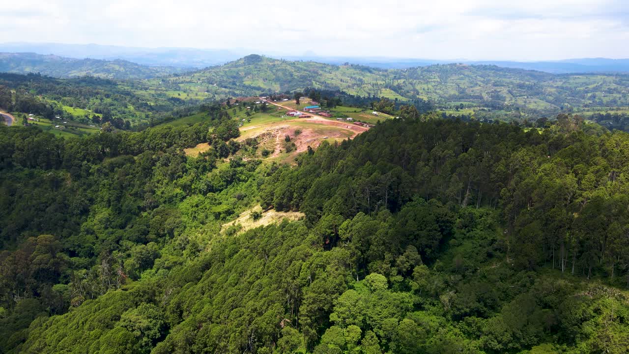 vista de drones del bosque en un pequeño pueblo de áfrica ciudad de west pokot kenia áfrica