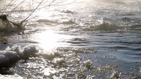 Sol-En-Cámara-Lenta-Brillando-Sobre-El-Hielo-En-El-Río-Que-Fluye