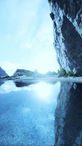 hermoso lago de montaña con reflejos