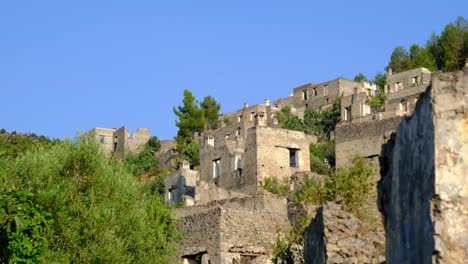 turista, chica, caminar, pueblo abandonado, exploración, aventura, viajes
