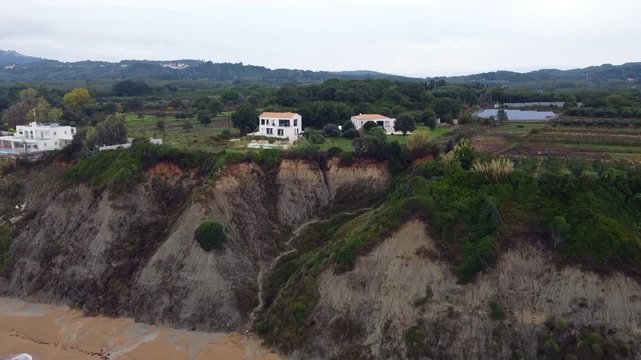 increíble vuelo aéreo de drones volar hacia adelante disparo de drones lugar de la boda villa en el acantilado con piscina