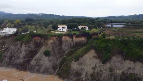 Erstaunlicher-Drohnenflug-Aus-Der-Luft,-Vorwärts-Fliegender-Drohnenschuss,-Hochzeitslocation,-Villa-Auf-Einer-Klippe-Mit-Pool