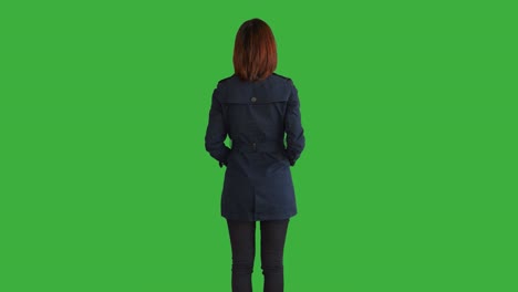 mujeres jóvenes asiáticas de pie aisladas contra el fondo de la pantalla verde. retrato de una mujer china.