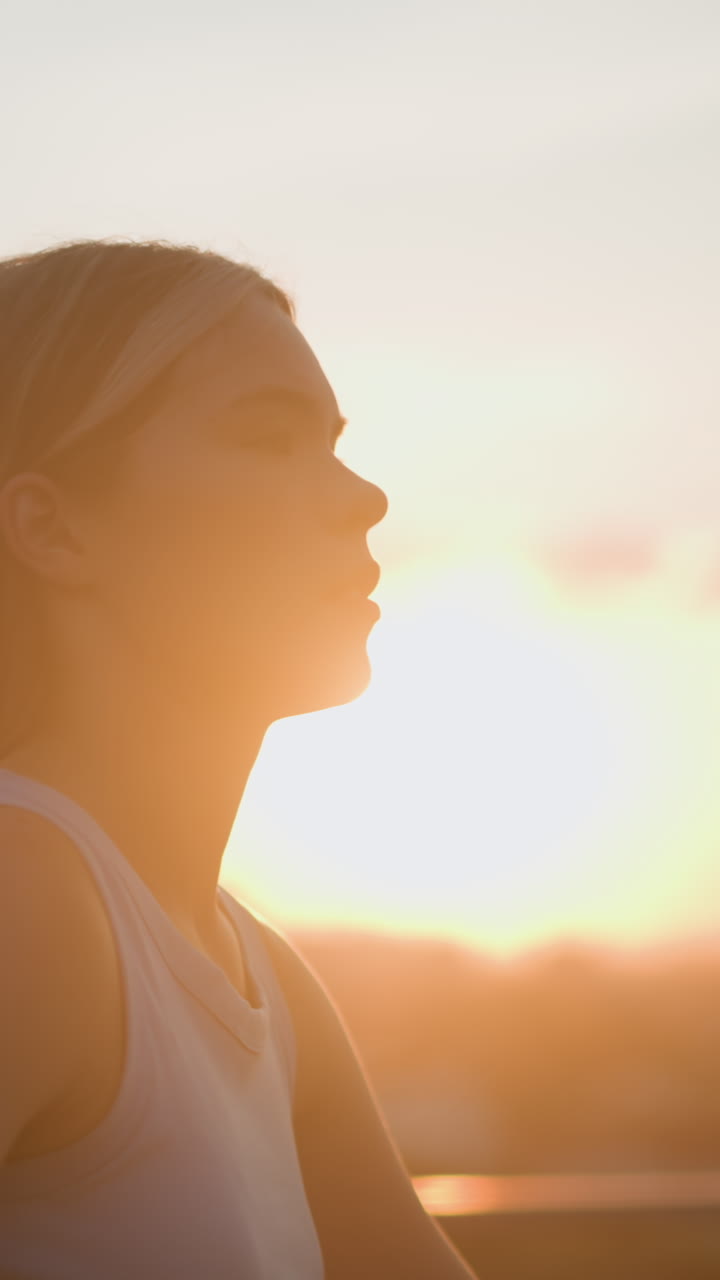 vista lateral de una joven patinando al aire libre, luz esmeralda reflejada en su cabello con expresión enfocada bajo la cálida luz del sol de la noche, efecto de silueta contra un fondo borroso