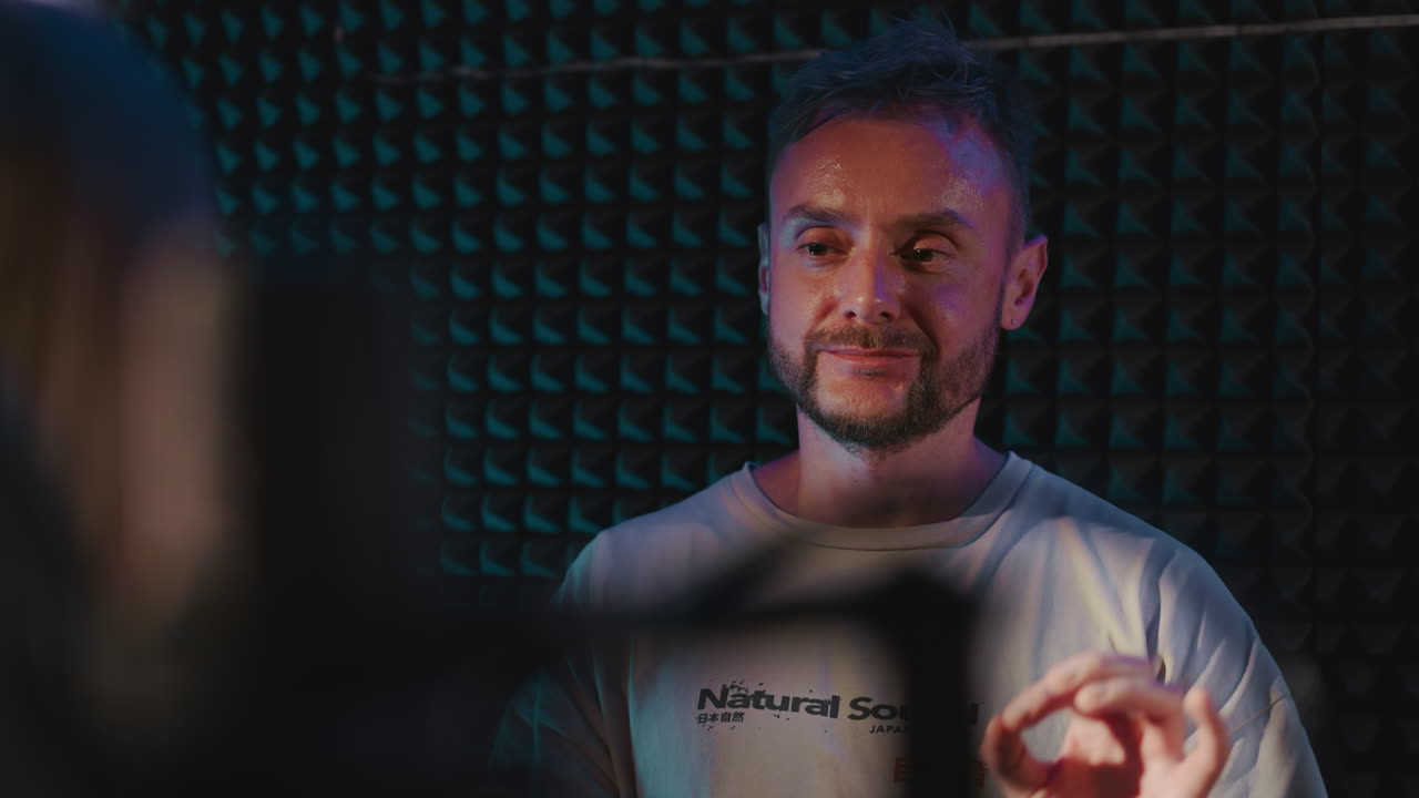 발음 기법의 시연: 숙련된 멘토가 음악 학교에서 어린 소녀를 훈련시니다. 전문적인 남성 교사의 도움으로 아이의 발음을 개선합니다.