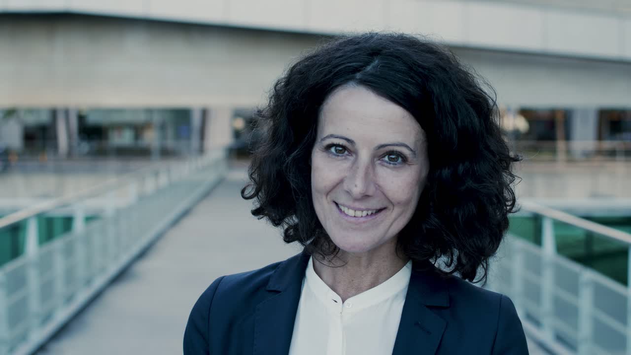 primer plano de una mujer de negocios sonriendo a la cámara