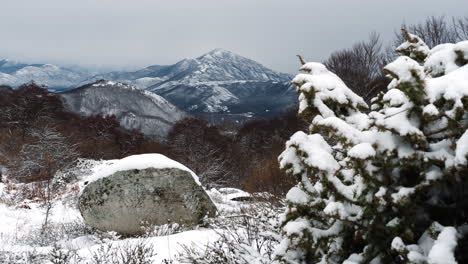 Hermoso-Timelapse-Invierno-Nieve-Pico-De-La-Montaña-En-La-Distancia-Panorámica-Ventisca-Izquierda