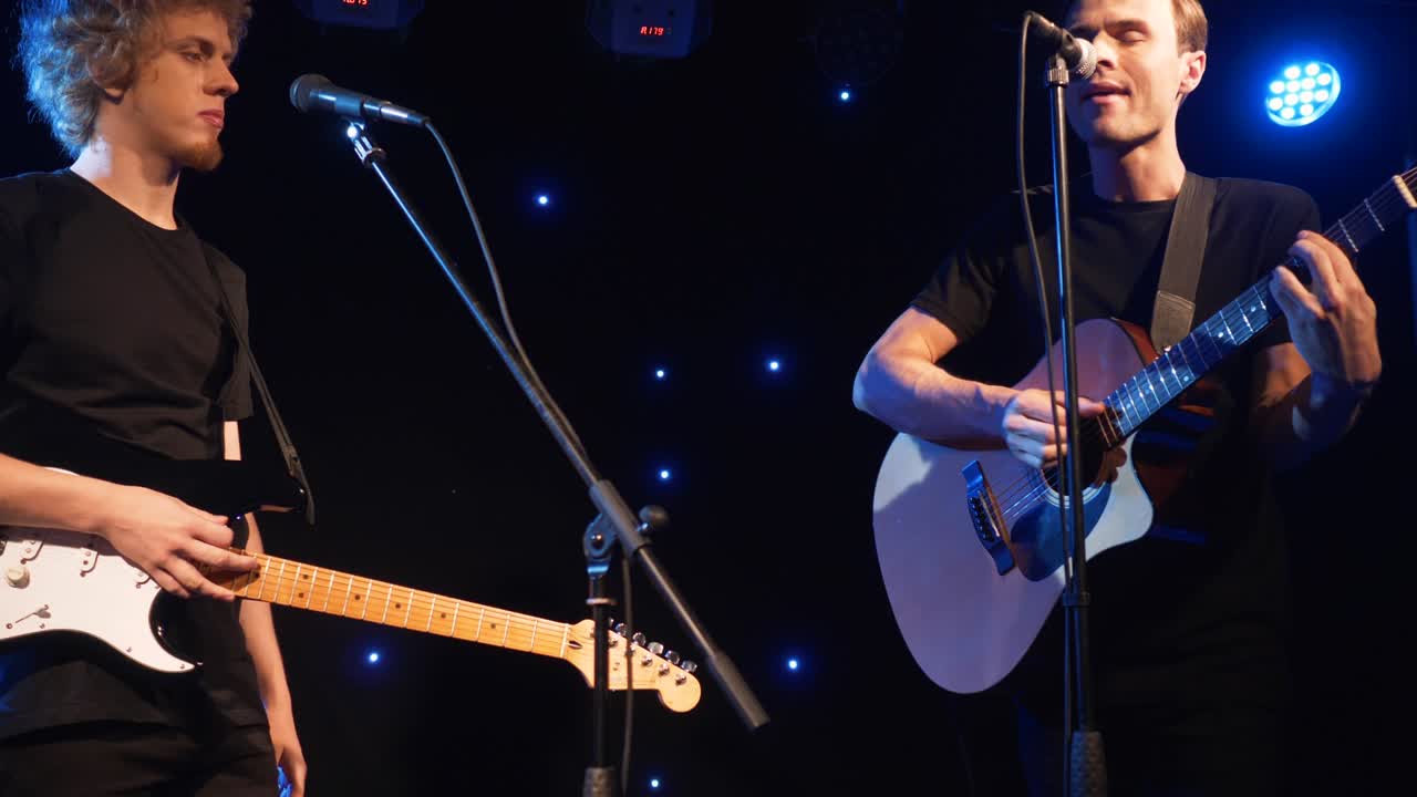 コンサート・ロック・バンド 2人のエレクトリック・ギター・シンガー ミュージック・ビデオ パンク・ヘビー・メタル・ロック・グループ スロー・モーション・インストゥルメント・バンド