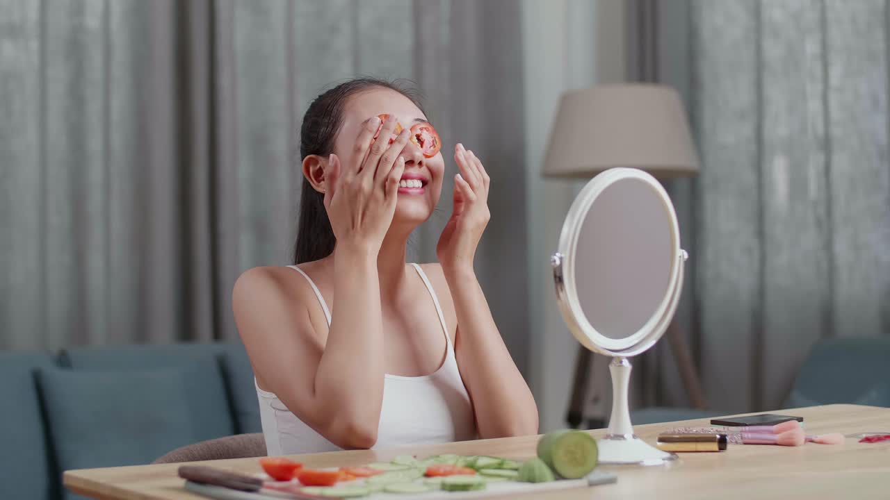 토마토 조각 을 눈 마스크 로 쓰는 여자