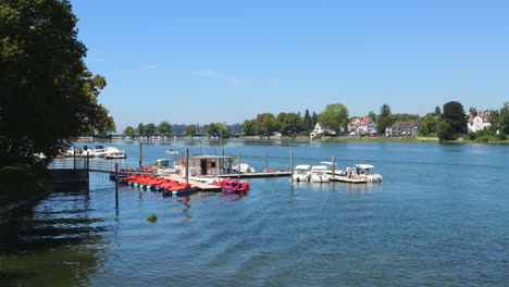 barcos en el puerto deportivo de kleiner see, lago de natación en lindau, bodensee, alemania