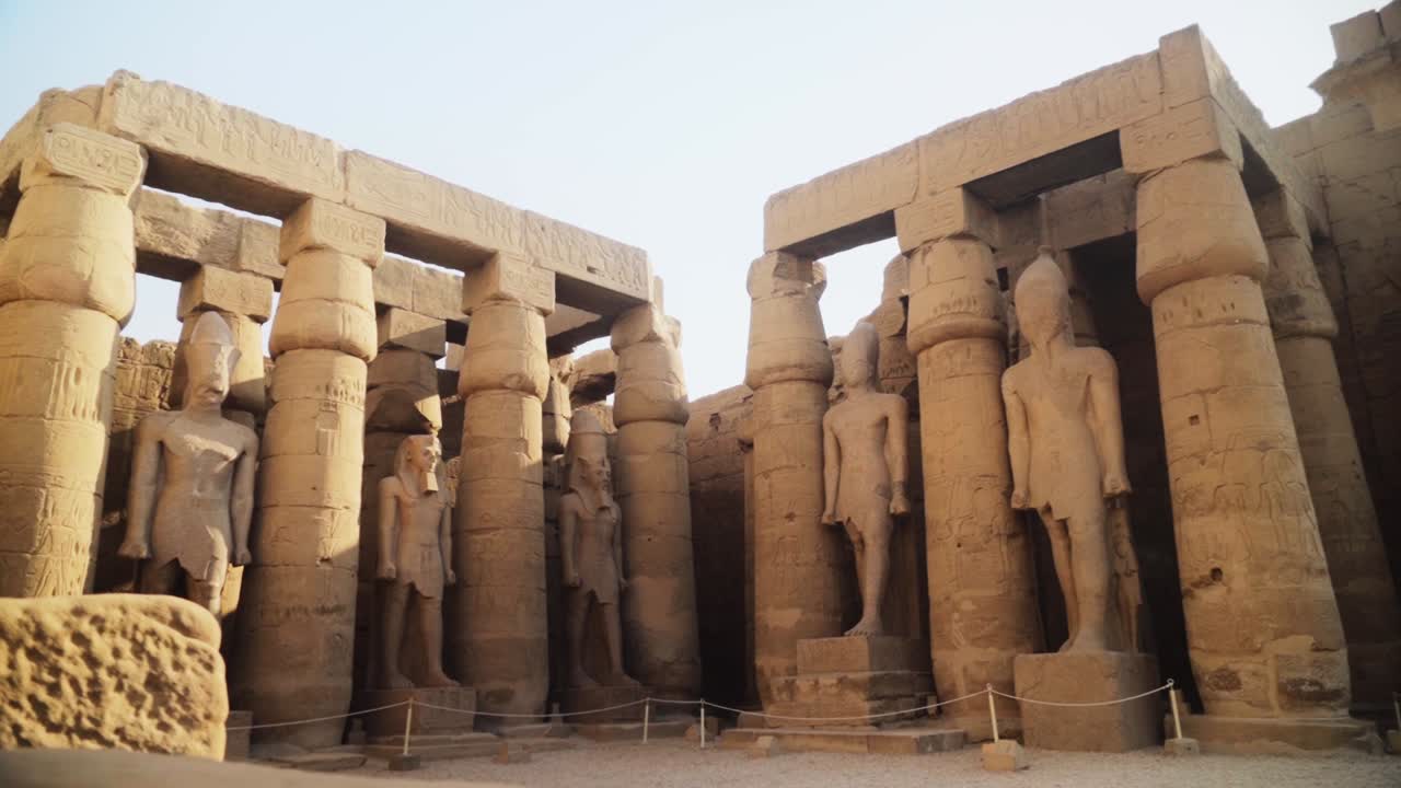altos pilares y pilones con estatuas de roca en el templo de karnak, luxor, egipto