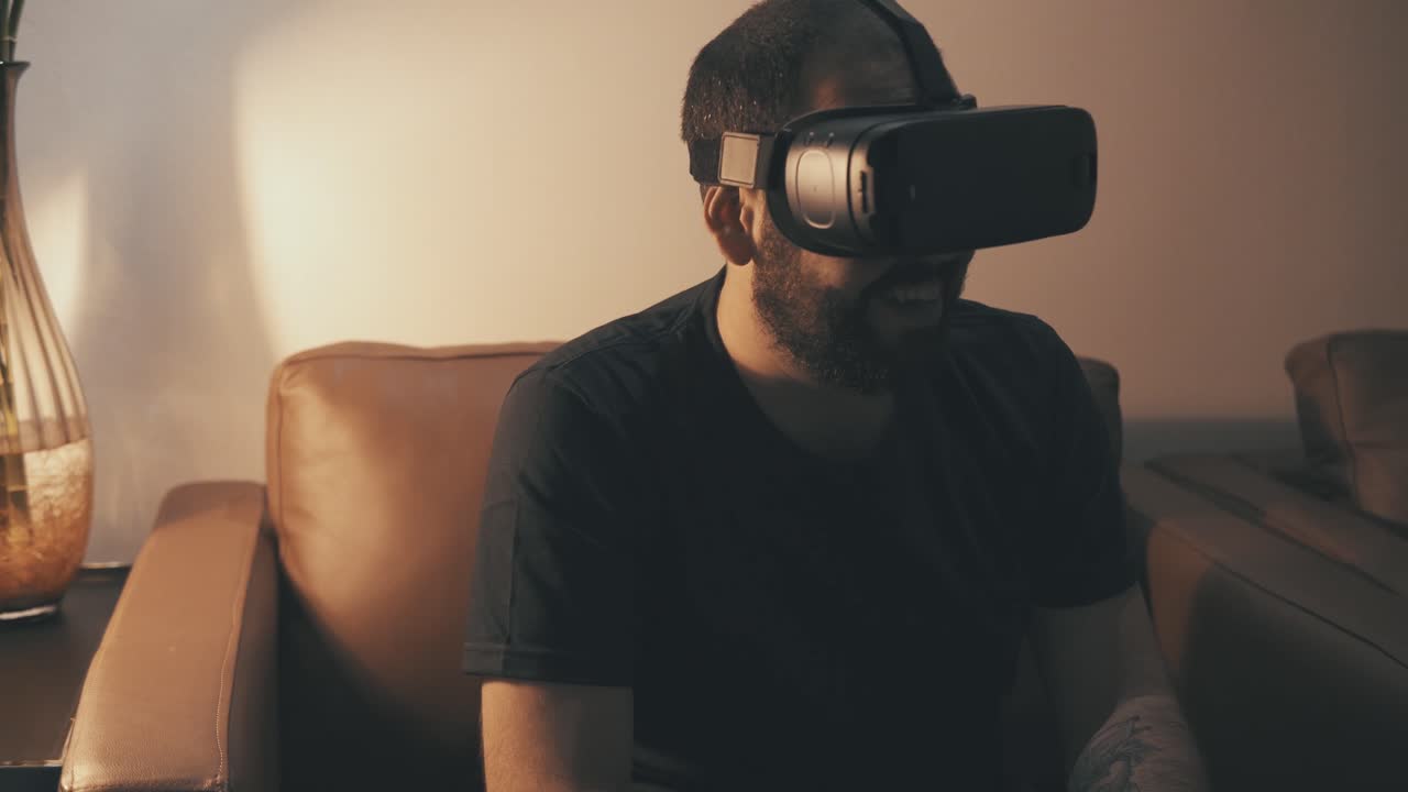 hombre barbudo en 4k uhd riendo en gafas vr