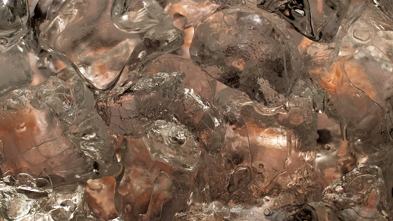 1000+ fps 슬로우 모션-9에서 맛있는 액체가 칵테일 잔에 들어갑니다.