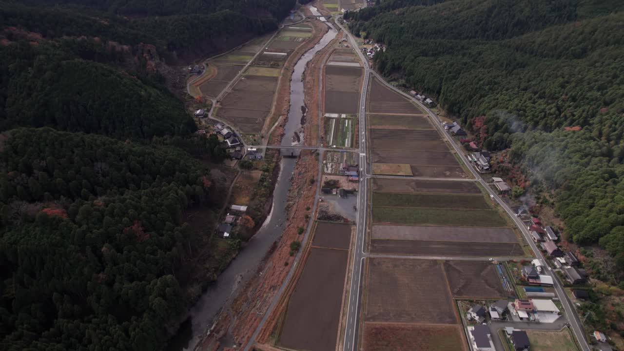 일본의 전통 마을 케이호쿠 계곡의 시골 집과 농장, 자연 환경, 스카이 라인 배경