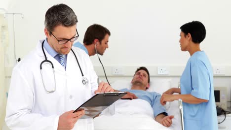 el médico chequea el historial de los pacientes enfermos.