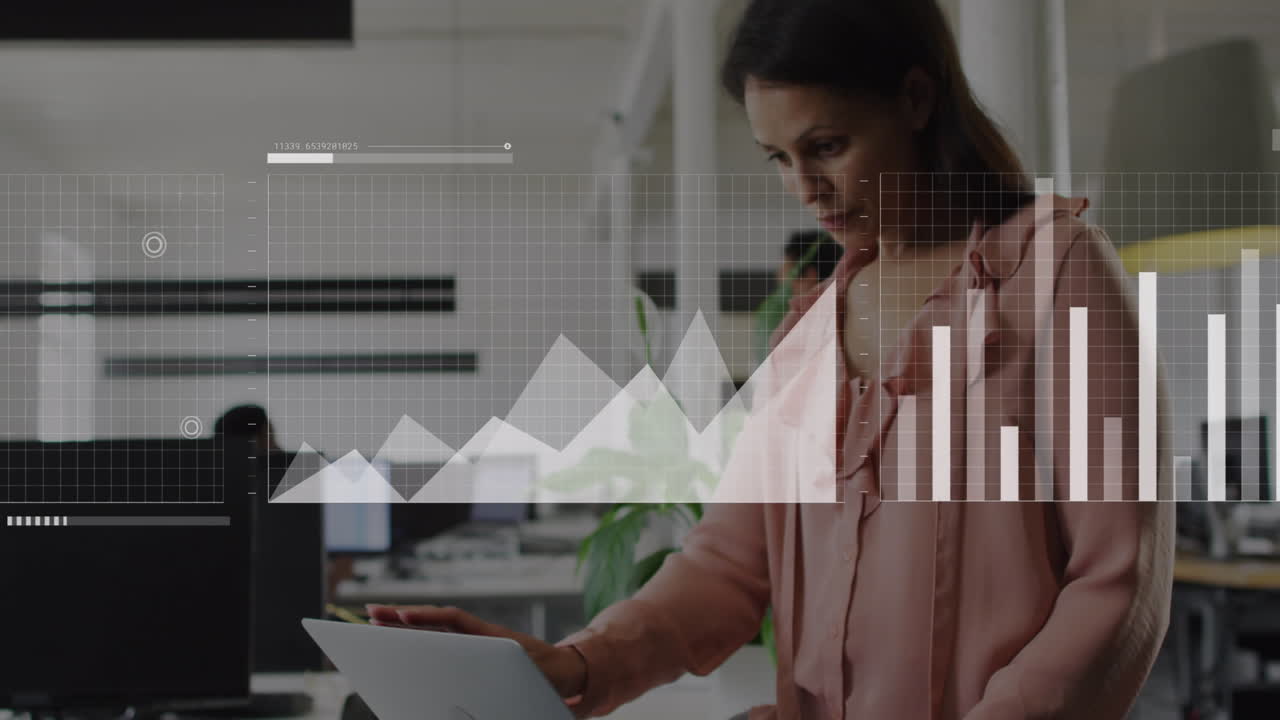 animación de la interfaz con procesamiento de datos estadísticos sobre mujer caucásica usando computadora portátil en la oficina