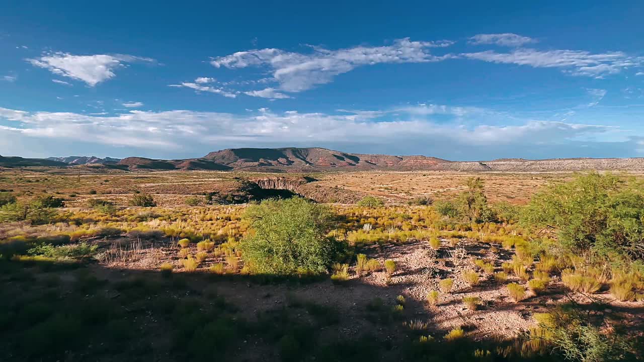 paisaje desértico con montañas y nubes