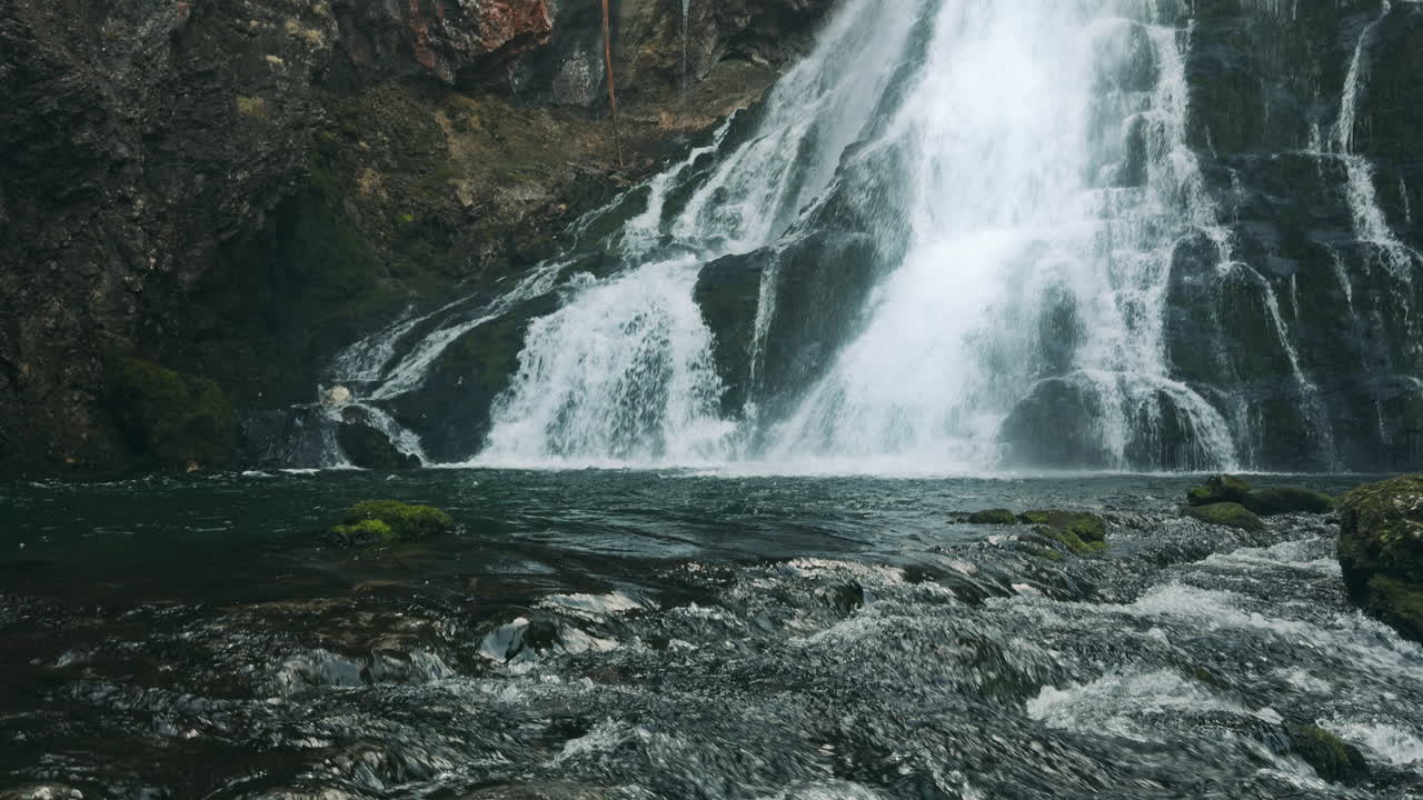 Maestosa cascata in un paesaggio montuoso