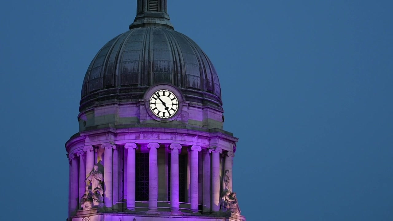 Vista ravvicinata dello storico orologio della Council House, un punto di riferimento in Old Market Square nel cuore del centro di Nottingham, Inghilterra, che ne evidenzia i dettagli architettonici
