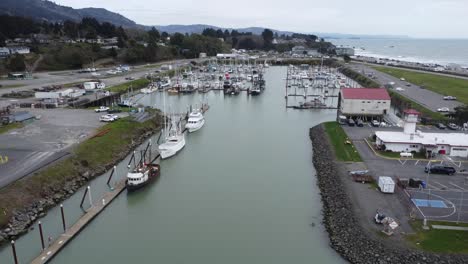 barcos de pesca alineados en el puerto deportivo