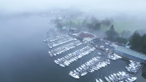 Drone-Orbitando-Ligeramente-Sobre-La-Ciudad-Junto-Al-Lago-De-Bowness-on-windermere,-Un-Distrito-De-Los-Lagos-En-Westmorland,-En-Cumbria,-Inglaterra