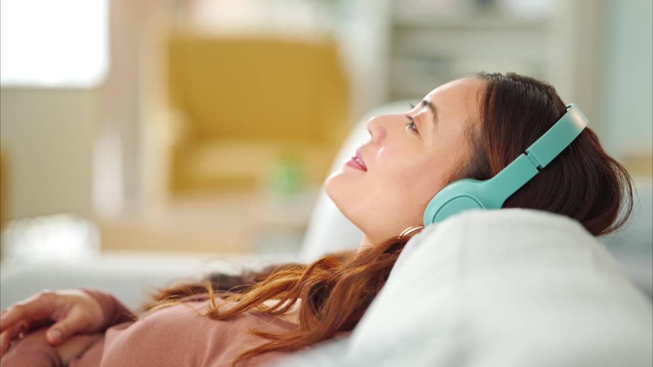 긴장을 풀고, 헤드폰과 행복한 여자가 듣고