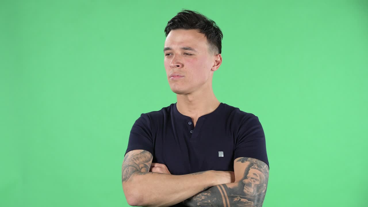 똑바로 보이는 잘생긴 젊은 남자의 초상화는 주의 깊게 듣고 아이디어에 동의합니다. 녹색 화면