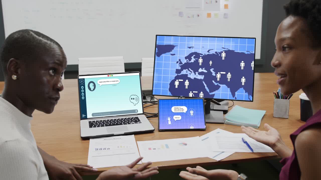 mujeres de negocios diversas en la oficina usando computadoras con red y mensajería ai en pantallas