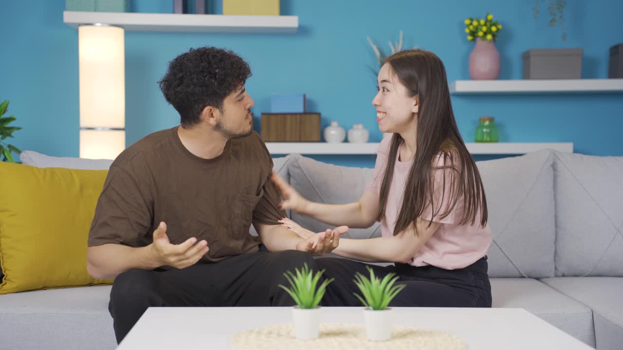 젊은 연인들은 좋은 아이디어를 생각해 낸다.