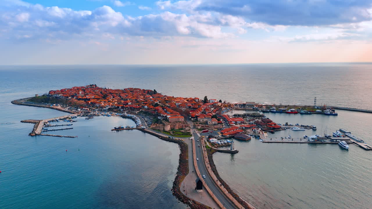 Panoramisk flygvy över Gamla Nesebar stad på halvön. Vidvinkelbild av den historiska halvön ansluten med en vägbro och omgiven av havet.