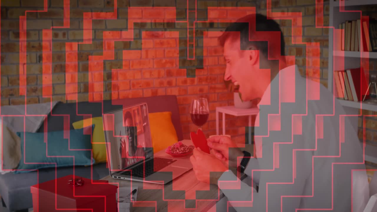 노트북에서 비디오 통화를 하는 동안 심장 모양의 플래카드를 들고 있는 백인 남성 위의 픽셀화 된 심장