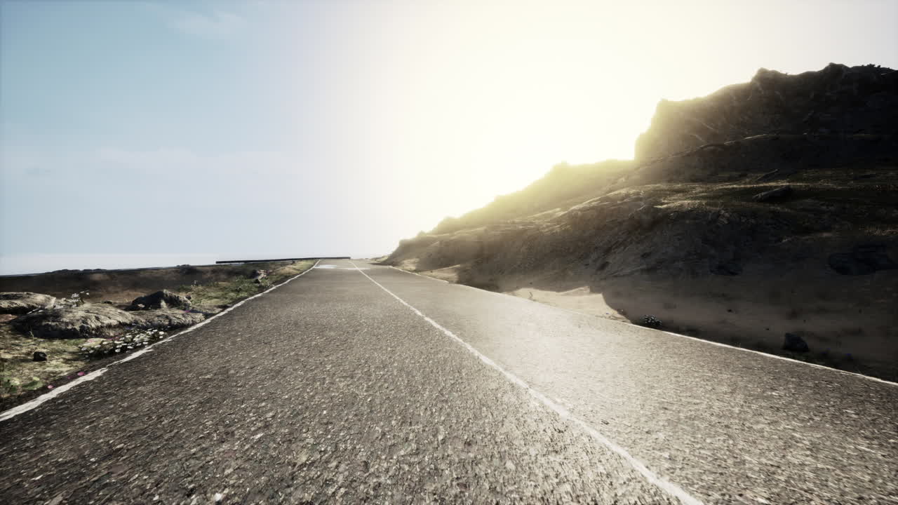 산과 바다를 가로지르는 해가 뜨는 곳으로 가는  빈 길