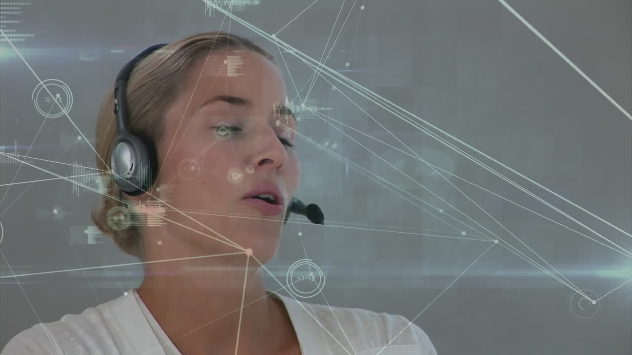 Animazione di rete di connessioni su donna d'affari con auricolare