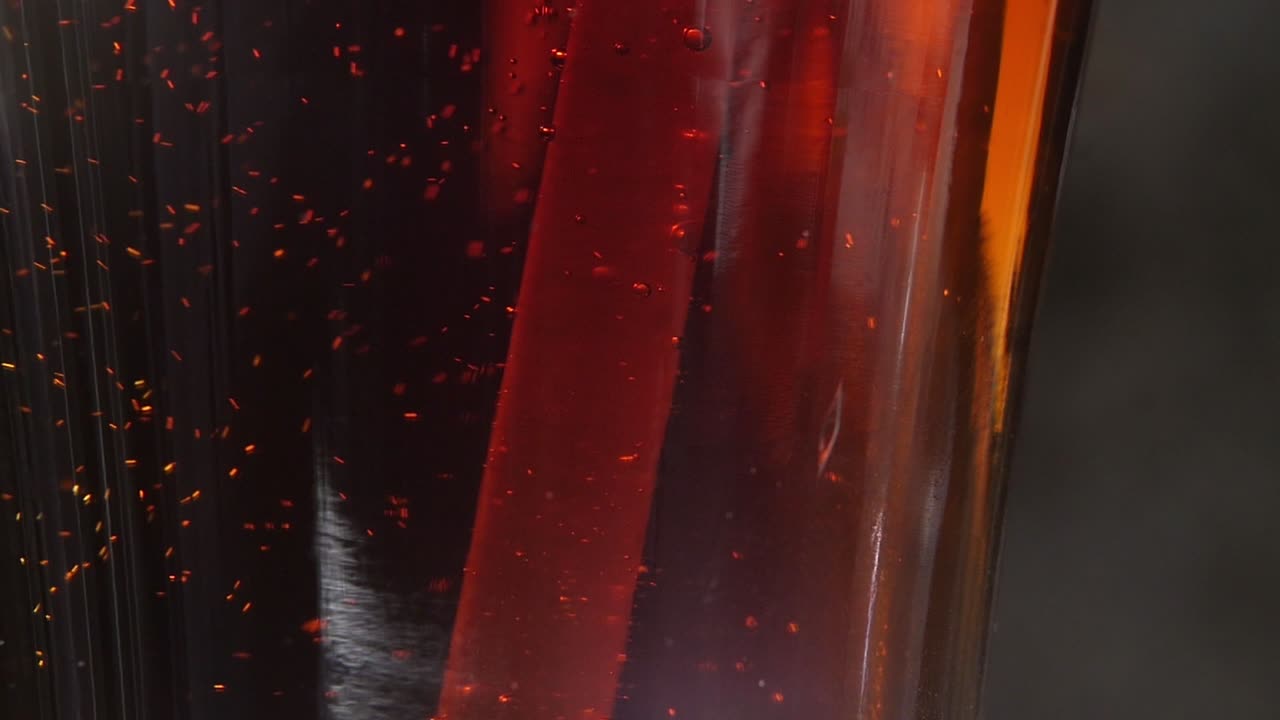 차가운 음료수에 빨대 넣기