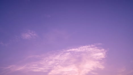 tiempo lapso de majestuoso atardecer o amanecer paisaje increíble luz de la naturaleza paisaje nublado cielo y nubes alejándose rodando 4k coloridas nubes oscuras de atardecer metraje lapso de tiempo épico paisaje nuboso vista de la naturaleza