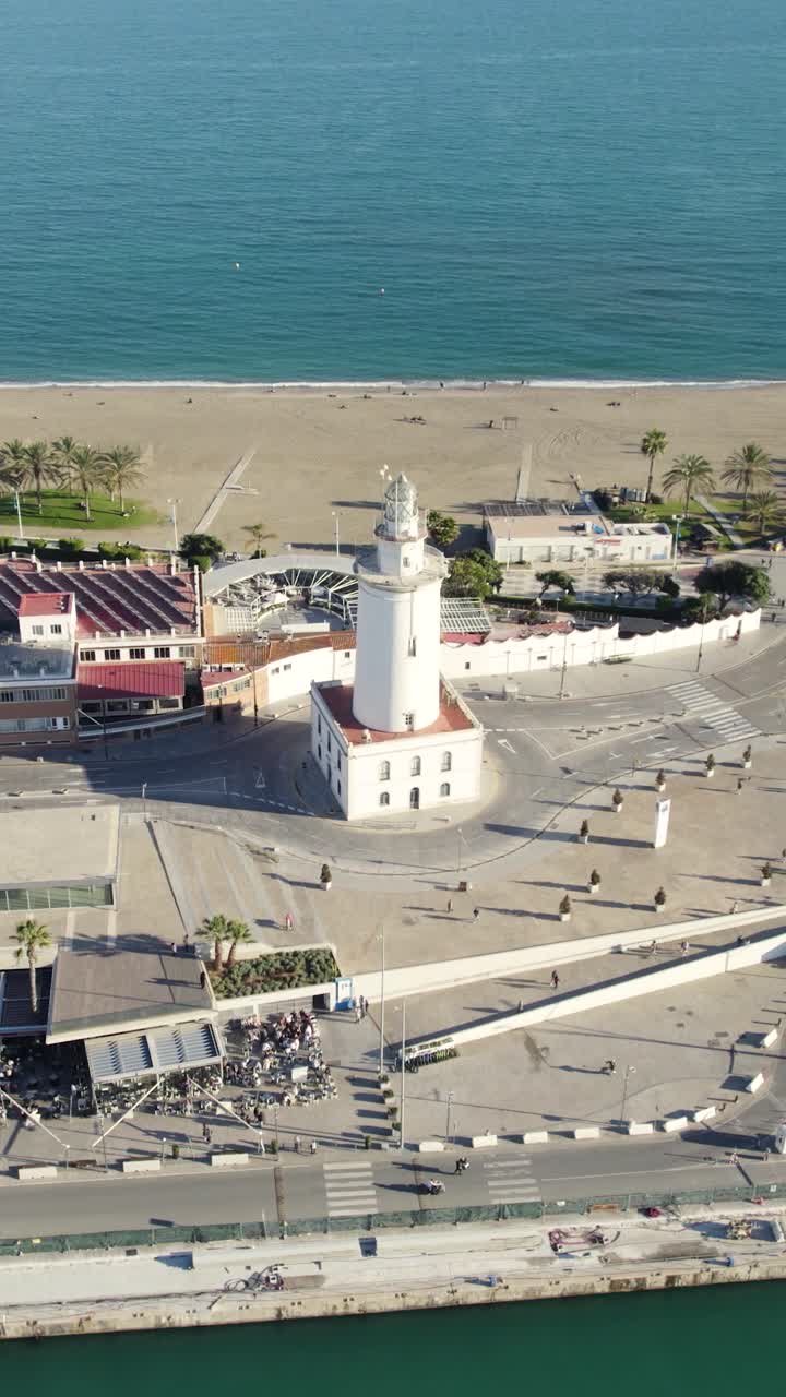 Prospettiva aerea che enfatizza la disposizione del porto e l'iconico faro a Malaga, Spagna