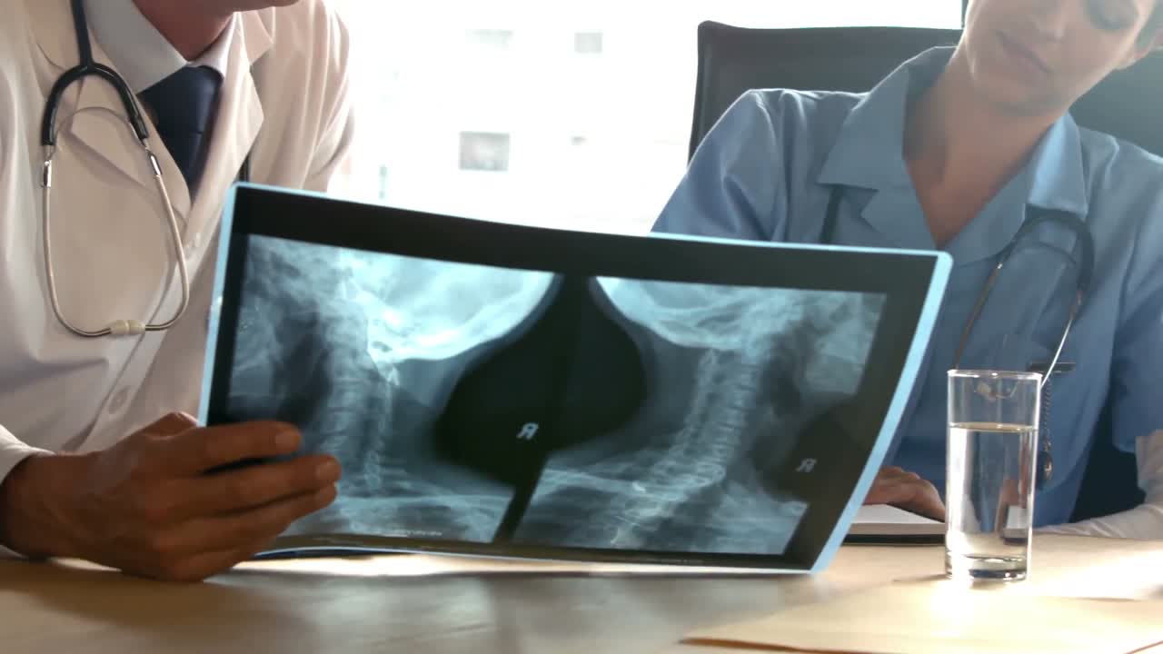 equipo médico trabajando juntos mientras miran una radiografía