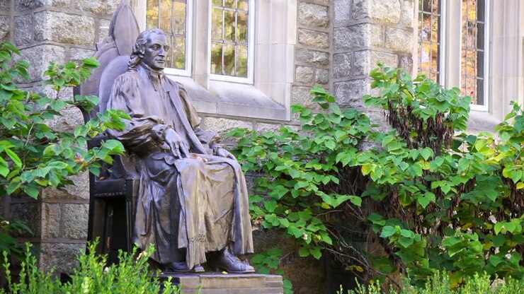 Statua del Vescovo William White in un giardino.