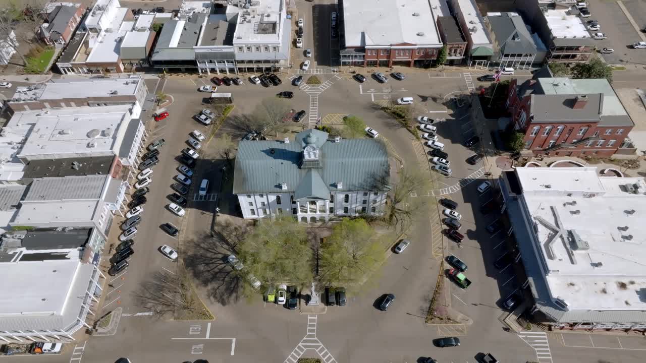 el palacio de justicia histórico del condado de lafayette en oxford, mississippi con autos conduciendo en la plaza de la ciudad y un video de drones estable