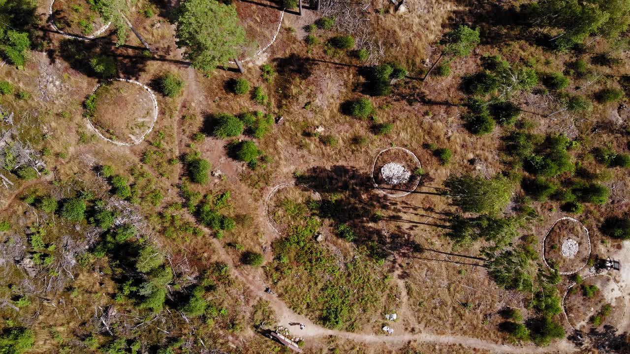 volando sobre los antiguos círculos de piedra en leśno, condado de chojnice en el norte de polonia